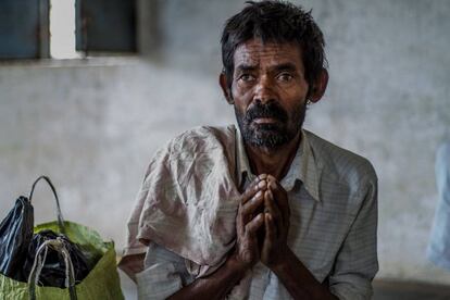 Venkatesh, de 45 años, enfermo de tuberculosis en Htpalli (India).