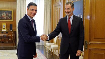 Felipe VI saluda al líder del Partido Socialista PSOE, Pedro Sánchez.