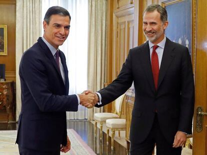 Felipe VI saluda al líder del Partido Socialista PSOE, Pedro Sánchez.