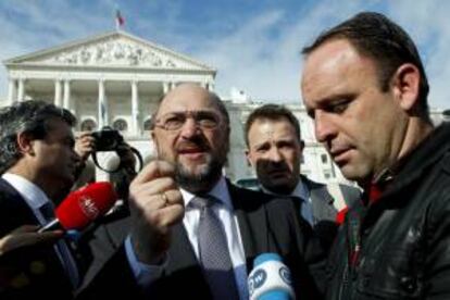 El presidente del Parlamento Europeo (PE), Martin Schulz (c), conversa con el presidente de la Asociación Portuguesa de Empresarios de Distribución, Luis Paulo Fernandes (d), al encontrarse con una protesta por la subida del iva tras su visita hoy al Parlamento, en Lisboa, Portugal.