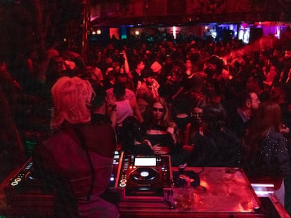 Una fiesta de música electrónica en una discoteca en el norte de Bogotá, el 1 de diciembre de 2022.