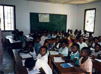 Alumnos del Instituto Santa Catalina en Guinea Ecuatorial.
