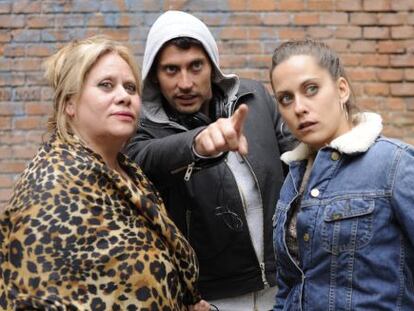 Paco León dirige a su madre Carmina Barrios y a su hermana María León durante el rodaje de la película 'Carmina o revienta' .