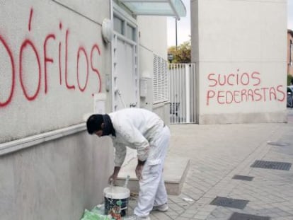 Un pintor cubre una pintada en la parroquia donde ejerc&iacute;a el padre Rom&aacute;n en noviembre de 2014. 