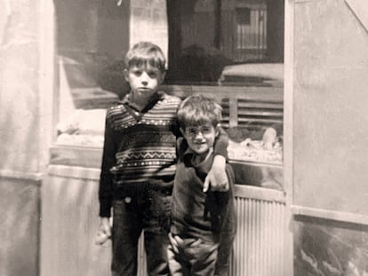 Alberto y Belarmino, frente a la fachada del Asturianos, a finales de los años setenta.