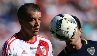 Andrés D'Allessandro disputa un balón con Gago.