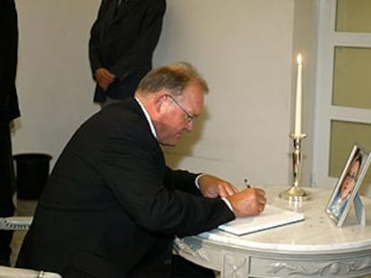 El primer ministro sueco, Göran Persson, firma en el libro de condolencias abierto en la sede del Gobierno.