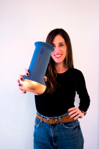 Patricia López, consejera delegada de Myhixel, con un dispositivo de estimulación.