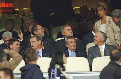 Serena, Zoco, Pachín y Santamaría, delante de Sanchis, Gento y Amancio, viejos campeones de Europa, la mayoría de los integrantes del equipo que venció al Partizán en la final de 1966 y homenajeados ayer