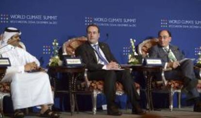 El presidente de Iberdrola, Ignacio Sánchez Galán (d), participa en la ceremonia de inauguración de la cumbre sobre el clima "World Climate Summit" en Doha, Catar, hoy, domingo 2 de diciembre de 2012, junto al ministro de Energía e Industria de Catar,  Mohamed bin Saleh Al-Sada (i), y el ministro de Medio Ambiente y Cambio Climático de Escocia, Paul Wheelhouse (c) .