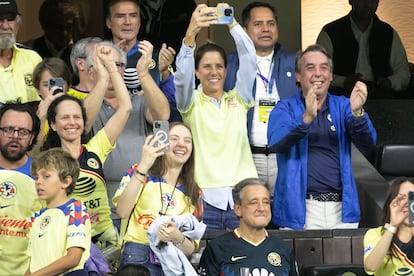 Sharon Fastlicht y Emilio Azcárraga Jean festejan el Bicampeonato del América de la Liga MX, en mayo 2024. 