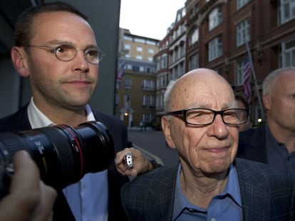 Rupert Murdoch y su hijo James, este verano en Londres.