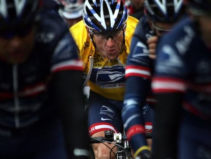 Lance Armstrong, de amarillo entre sus compañeros del US Postal en el Tour de 2004.