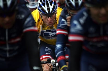 Lance Armstrong, de amarillo entre sus compañeros del US Postal en el Tour de 2004.