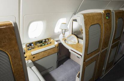 Suite de primera clase del A380-800 de Emirates Airlines.