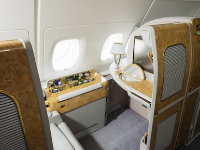 Suite de primera clase del A380-800 de Emirates Airlines.