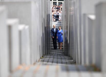 La visita a Berlín de los duques de Cambridge también ha estado llena de historia, incluyendo una parada para saludar a las multitudes en la Puerta de Brandenburgo, símbolo emblemático de la unidad alemana, y una vista del monumento al Holocausto en el corazón de la capital tras un almuerzo con la canciller Angela Merkel.