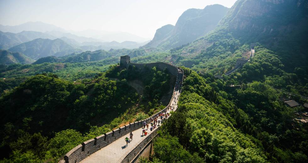 Panorámica de la Gran Muralla China durante la celebración de la maratón que lleva su nombre.