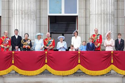 Sobreponiéndose una vez más a las adversidades, Isabel II celebró el pasado mes de junio sus 70 años en el trono con un Jubileo de Platino. Durante los diversos actos que se sucedieron en su honor ya se vio a una monarca con una salud débil y problemas de movilidad que le obligaban a moverse con un bastón. De hecho, no estuvo presente en la misa de Acción de gracias en la catedral de San Pablo y que estuvo presidida por su hijo Carlos.