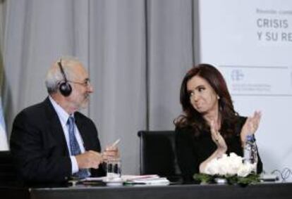 El premio Nobel de Economía 2001, el estadounidense Joseph Stiglitz (i), participa en el seminario "Crisis de deuda y su resolución", brindado junto a la presidenta de Argentina, Cristina Fernández de Kirchner.