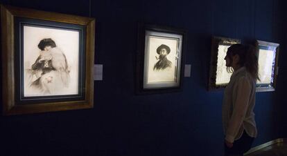'Dama amb boa' (1911) y 'Autorretrato' (1910), dos de las obras de la exposición.
