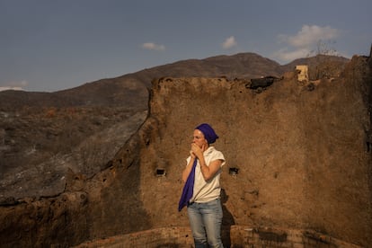 Romina, habitante de la zona de Capilla del Monte, observa los restos de su casa. 