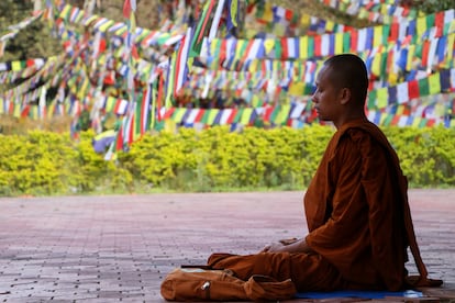 Un monje budista medita en el templo de Maya Devi, en Lumbini.