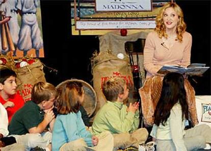 Madonna lee un capítulo de su nuevo libro a un grupo de niños de un colegio del Estado de Nueva Jersey.