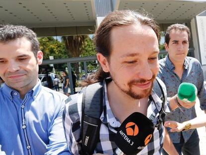 Pablo Iglesias sale del teatro Goya tras la reunion de la ejecutiva de Podemos