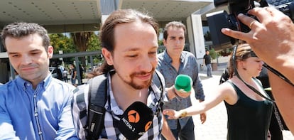 Pablo Iglesias sale del teatro Goya tras la reunion de la ejecutiva de Podemos