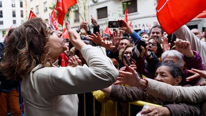 La vicepresidenta primera del Gobierno y número dos del PSOE, María Jesús Montero, saluda a un grupo de simpatizantes tras el Comité Federal del PSOE.
