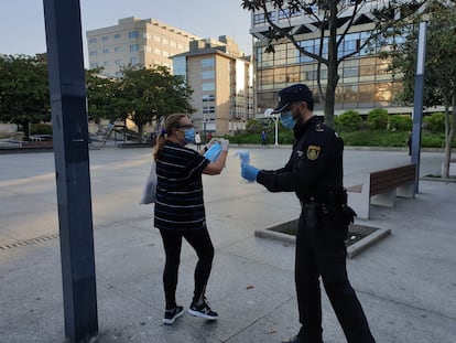 Un agente reparte mascarillas este martes en A Coruña.