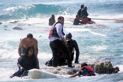 L'accident s'ha produït quan per motius desconeguts l'embarcació ha quedat encallada a les roques, prop de la platja, i posteriorment s'ha enfonsat. A la imatge, diverses persones col·laboren en el rescat dels immigrants a l'illa grega de Rodes.