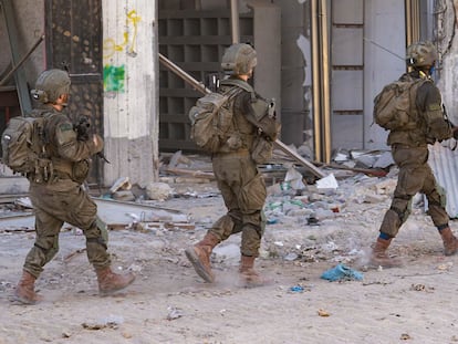 Unos soldados israelíes participan este martes en una de las operaciones de las fuerzas armadas de Israel en las áreas de Shejaiya, Rafah y Gaza central.
