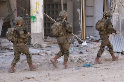 Israel vuelve a bombardear Jan Yunis y fuerza el éxodo de miles de personas en Gaza