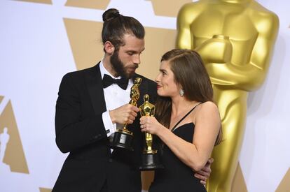 Chris Overton y Rachel Shenton sujetan la estatuilla del Oscar a mejor cortometraje de ficción por 'The silent child'.