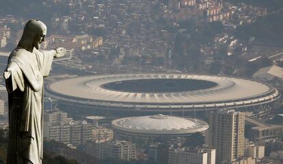 Estátua do Cristo Redentor, com o estádio do Maracanã ao fundo, onde será a cerimônia de abertura dos Jogos Olímpicos 2016.