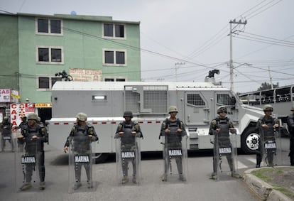 Miembros de la Marina en el lugar donde fallecieron los 8 presuntos narcotraficantes.