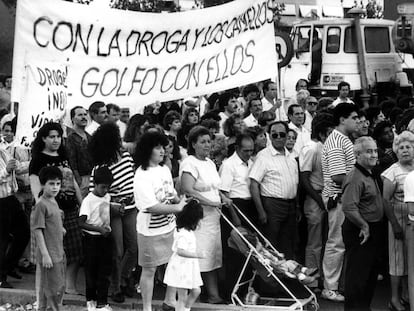 Manifestaci&oacute;n contra la droga de vecinos del Pozo del T&iacute;o Raimundo, en 1990.
