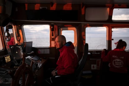 En el puente de mando del remolcador, la tripulación y los voluntarios de la Misión 107 están en alerta, vigilando la Zona SAR (área de búsqueda y rescate, por sus siglas en inglés) en busca de posibles embarcaciones en peligro durante esta misión navideña.