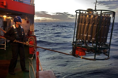 Recogida de muestras durante una expedición oceanográfica del CSIC.