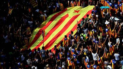 Manifestantes en la plaza de de la Universitat de Barcelona. 