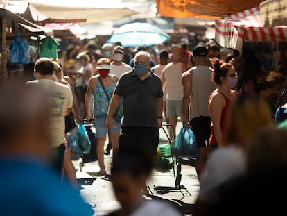 Pessoas passeiam por uma rua comercial no Rio no sábado, 13 de junho.