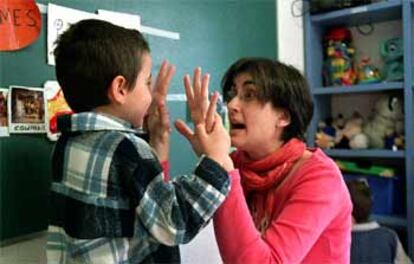 Una profesora enseña a un niño con autismo en el colegio específico Leo Kanner de Madrid.