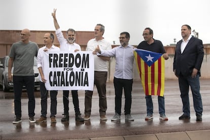 Los líderes secesionistas encarcelados en el centro de Lledoners exhiben una pancarta en la que piden libertad para Cataluña a su salida de la prisión. Desde la izquierda: el exconsejero de Asuntos Exteriores, Relaciones Institucionales y Transparencia de la Generalitat Raül Romeva (ERC); el exportavoz de la Generalitat Jordi Turull; el presidente de Òmnium Cultural, Jordi Cuixart; el exconsejero de Interior de la Generalitat Joaquim Forn (PDeCAT); el secretario general de Junts, Jordi Sànchez; el exconsejero de Territorio y Sostenibilidad de la Generalidad Josep Rull (JxCat) y el exvicepresidente de la Generalitat y líder de ERC, Oriol Junqueras.