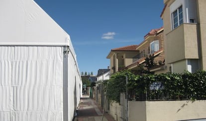 Carpa donde se celebran las fiestas, instalada junto a las viviendas.