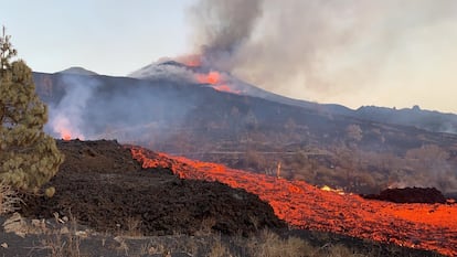 La colada de lava en La Palma, este domingo. INVOLCAN