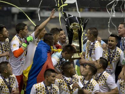 Los jugadores del Am&eacute;rica sostienen el trofeo de la Concachampions.