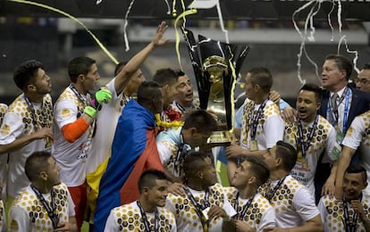 Los jugadores del Am&eacute;rica sostienen el trofeo de la Concachampions.