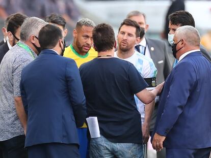 Neymar y Lionel Messi hablan con funcionarios de salud brasileños en el partido de las eliminatorias para el Mundial de Catar que se aplazó, el 5 de septiembre de 2021.